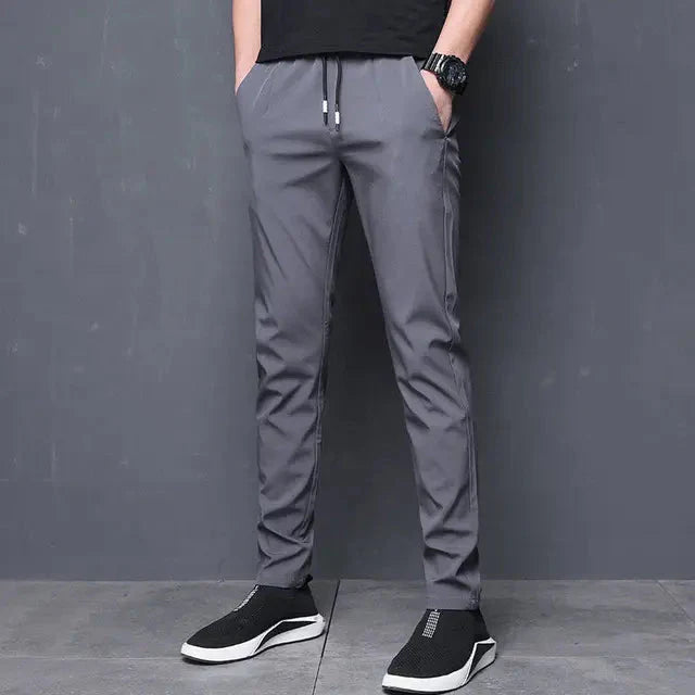 Calça Masculina Social Slim Elastic Pagliacci, feita em poliéster e algodão, com ajuste slim e fechamento flexível para um visual social elegante e confortável.