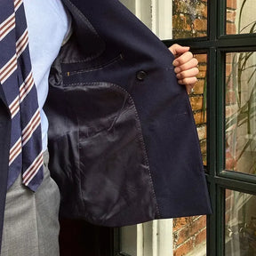 Blazer Transpassado PG286 com tecido premium e caimento refinado, ideal para eventos sociais com conforto e sofisticação.