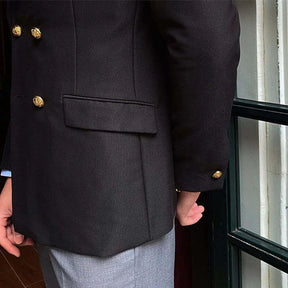 Blazer Transpassado PG286 com tecido premium e caimento refinado, ideal para eventos sociais com conforto e sofisticação.