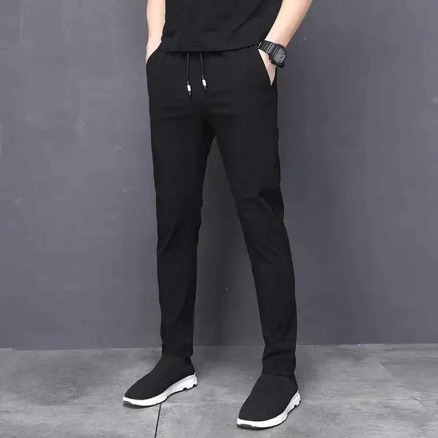 Calça Masculina Social Slim Elastic Pagliacci, feita em poliéster e algodão, com ajuste slim e fechamento flexível para um visual social elegante e confortável.

