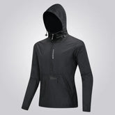 Homem usando o Corta Vento Aero PG245 da Pagliacci, com design leve, moderno e ideal para proteção contra vento e clima instável