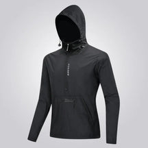 Homem usando o Corta Vento Aero PG245 da Pagliacci, com design leve, moderno e ideal para proteção contra vento e clima instável