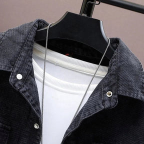  Jaqueta masculina Pagliacci PG286 com efeito gradiente moderno, botões frontais e jeans premium para estilo original e sofisticado.