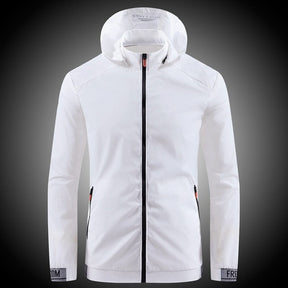 Jaqueta Corta Vento Speed PG300 com design moderno e tecido impermeável, ideal para proteger da chuva com leveza e estilo urbano.

