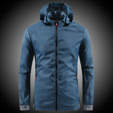 Jaqueta Corta Vento Speed PG300 com design moderno e tecido impermeável, ideal para proteger da chuva com leveza e estilo urbano.

