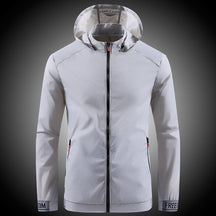 Jaqueta Corta Vento Speed PG300 com design moderno e tecido impermeável, ideal para proteger da chuva com leveza e estilo urbano.


