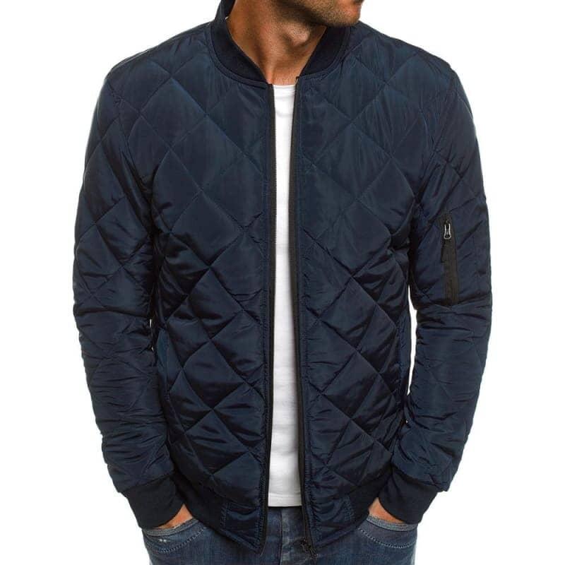 A Jaqueta Forrada Class Pagliacci PG178 combina elegância e proteção térmica, com fechamento em zíper e tecido resistente para enfrentar o frio com conforto.