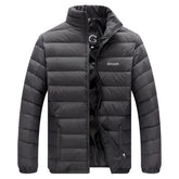 Jaqueta Masculina Outline Pagliacci PG175 com forro acolchoado, zíper resistente e ajuste confortável para proteção contra o frio.