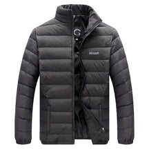 Jaqueta Masculina Outline Pagliacci PG175 com forro acolchoado, zíper resistente e ajuste confortável para proteção contra o frio.