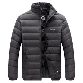Jaqueta Masculina Outline Pagliacci PG175 com forro acolchoado, zíper resistente e ajuste confortável para proteção contra o frio.
