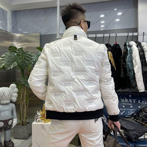 Jaqueta Puffer Outlier PG130 com design urbano e acabamento prático, ideal para destacar seu estilo com autenticidade e conforto.

