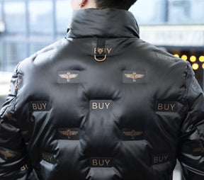 Jaqueta Puffer Outlier PG130 com design urbano e acabamento prático, ideal para destacar seu estilo com autenticidade e conforto.

